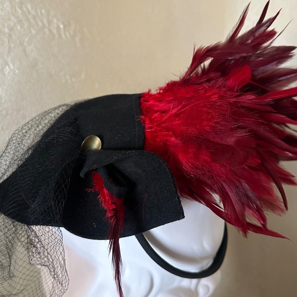 ADORABLE 1940s\' BLACK TILT HAT + RED FEATHERS & VEIL main image 6